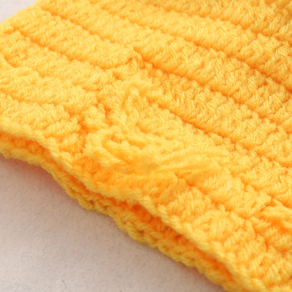 Set quần đùi và nón len dùng để làm đạo cụ chụp hình cho các bé