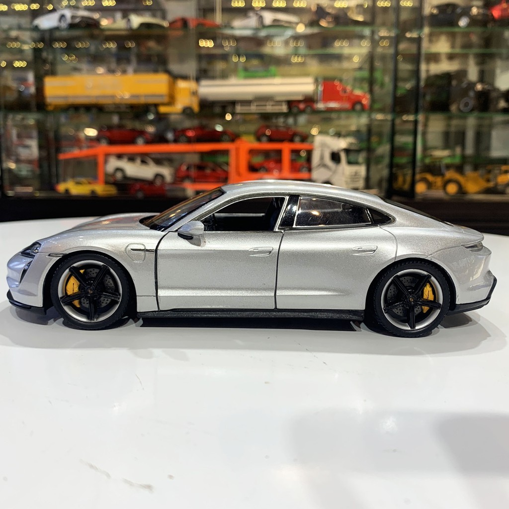 Mô hình xe Porsche Taycan Turbo S tỉ lệ 1:24 hãng Welly