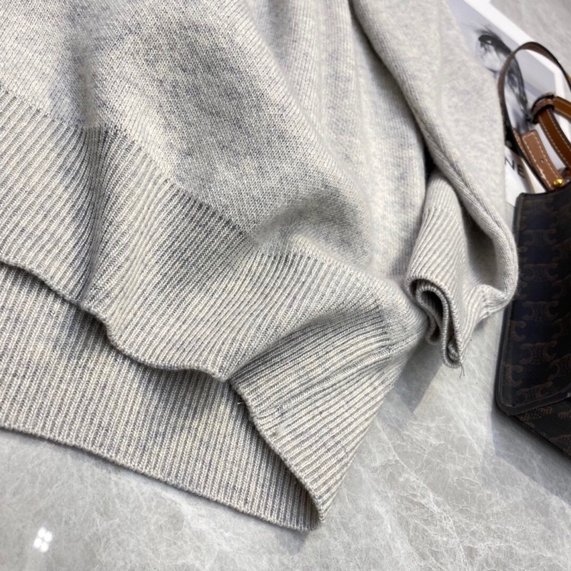 Áo Celine chất liệu len nguyên chất có thể phối với quần short và chân dài. | BigBuy360 - bigbuy360.vn