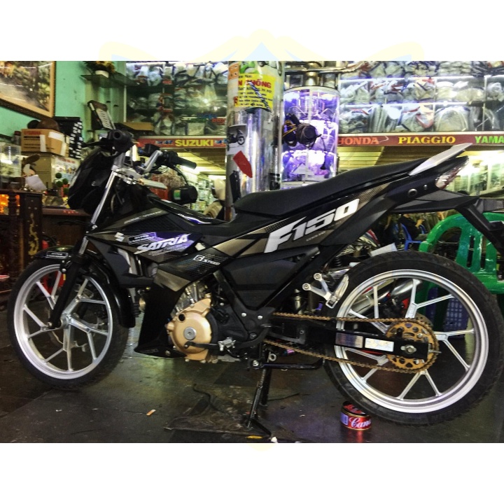 ( Quí khách vui lòng mang ra tiệm cho thợ dán ) Tem satria xám đen chất liệu Crom