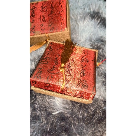 Vòng Tay chỉ đỏ kim vàng 18.K Kèm Hộp Nhung Xịn