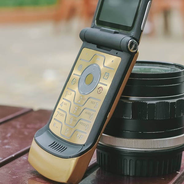 Điện thoại nắp gập Motorola v3 bàn phím thép thời trang sang trọng