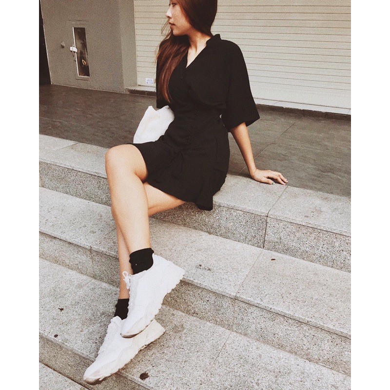 Đầm đen phối bèo rút dây hông cổ v