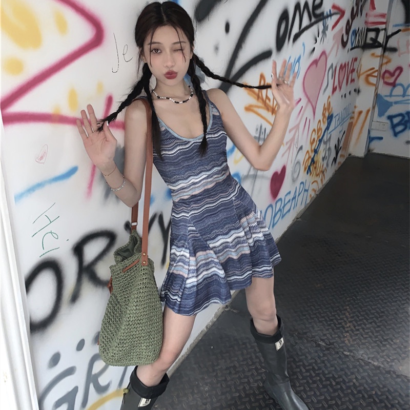 Đầm Không Tay Chiết Eo Họa Tiết Kẻ Sọc Phong Cách Quyến Rũ