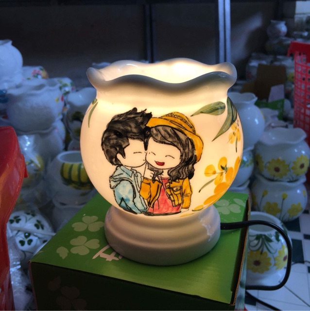 Đèn to cao 15cm và 1 lọ tinh dầu Lam Hà