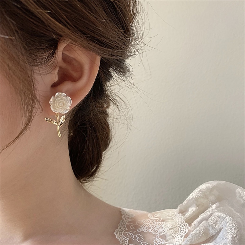 Khuyên Tai Hình Hoa Không Đối Xứng Phong Cách Mới Mùa Hè 2022 Cho Nữ