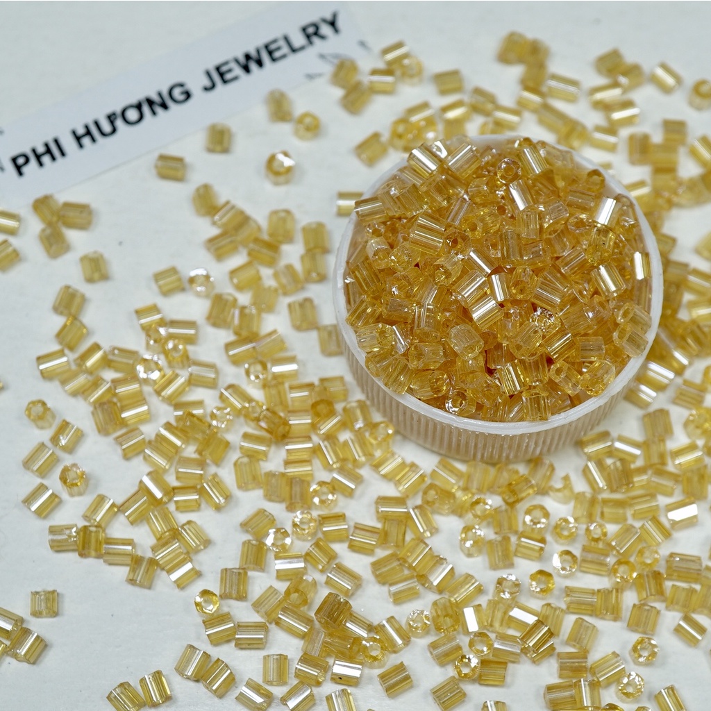 Gói 50gr hạt cườm gãy, hạt trúc 3mm nhiều màu đính kết quần áo