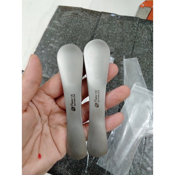 Thanh inox che mắt bắn laser xoá xăm đè mí