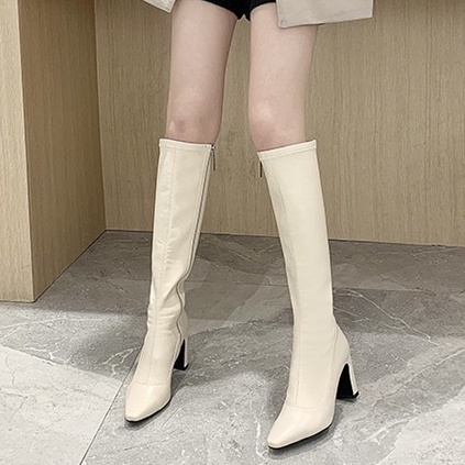 Giày boot nữ cổ cao da PU mềm màu kem khóa hông gót vuông 7cm QCC10B