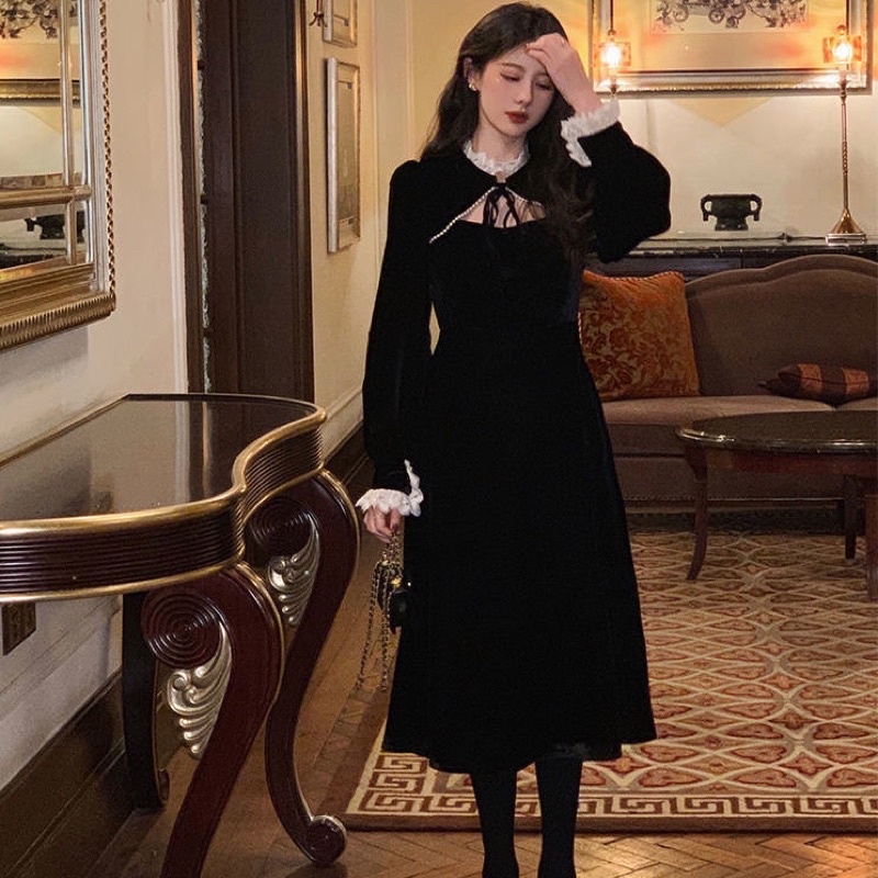 Đầm nhung đen khoét ngực dáng dài tiểu thư vintage