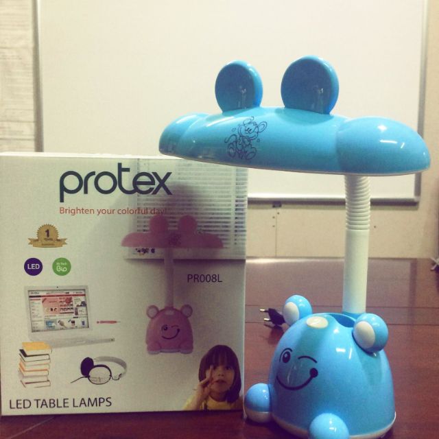 Đèn bàn học sinh Protex Model:PR008L cho ánh sáng chống lóa, chống cận thị. Là thương hiệu uy tín trên thị trường.