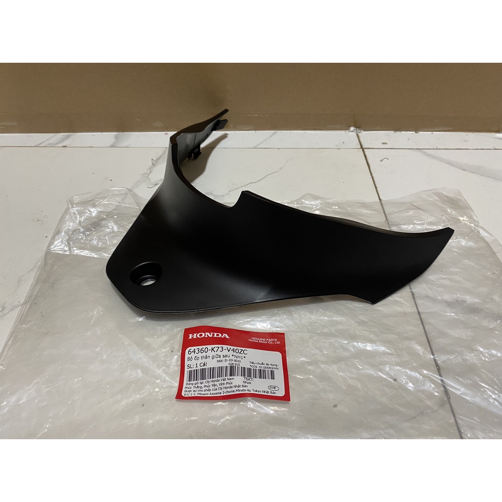 Bộ ốp thân giữa sau-Ốp trung tâm HONDA FUTURE125 năm 2018 màu Đen. (64360K73V40ZC)