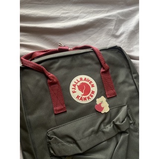 Balo kanken rêu quai đỏ ( tặng kèm pin cài )