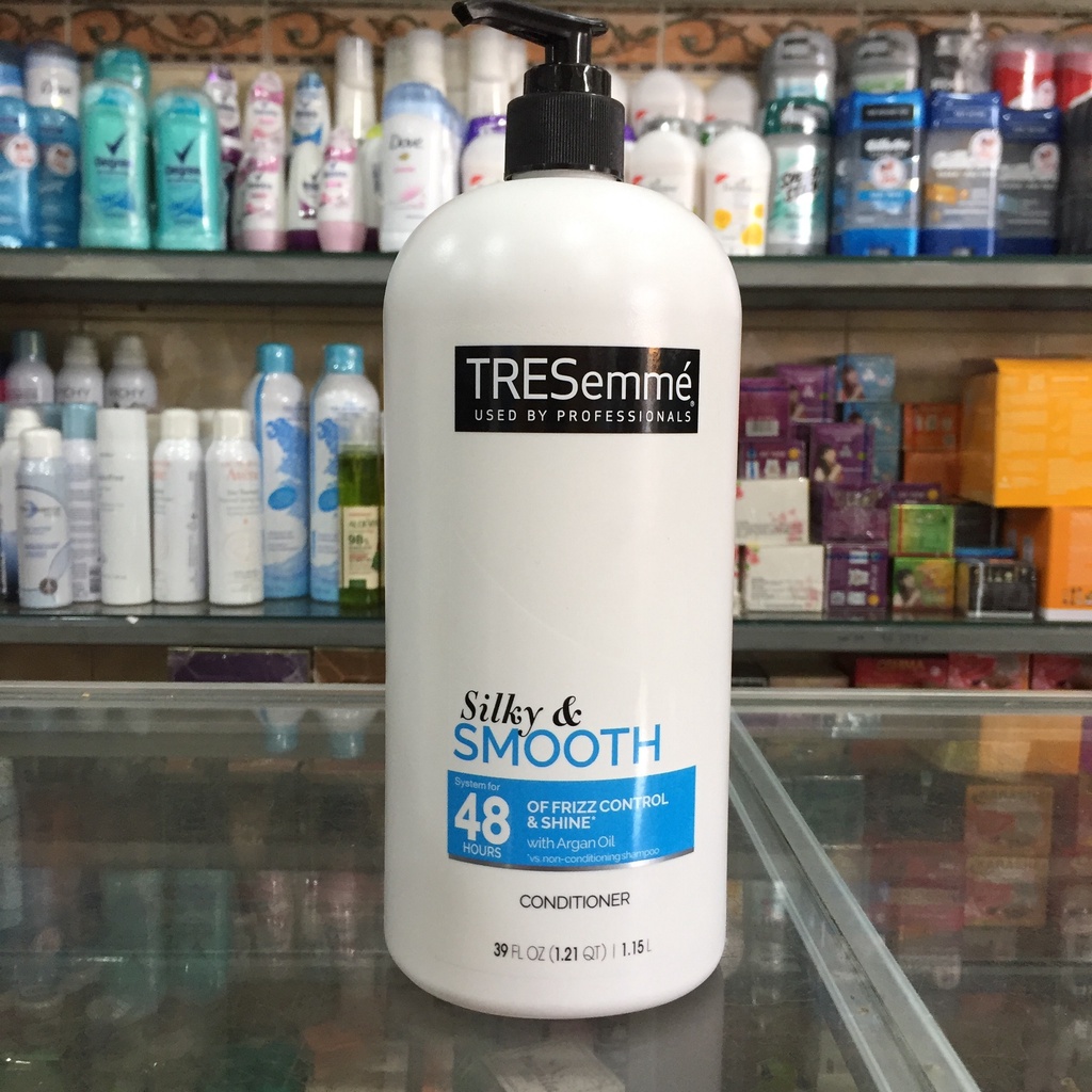 Dầu Xả Tresemmé Silky &amp; Smooth Shampoo For Frizzy Hair cho tóc xoăn suôn mềm mượt 1.15L