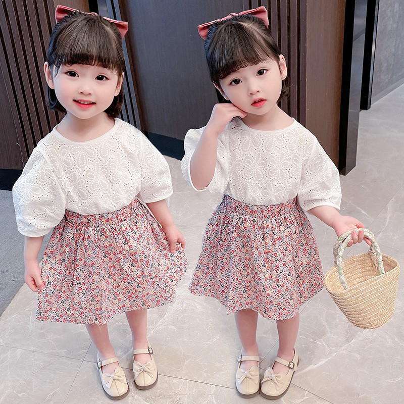 váy trẻ em gái mùa hè 2021 phong cách Hàn Quốc đồ bộ rỗng cho bé hoa kiểu phương tây hai mảnh