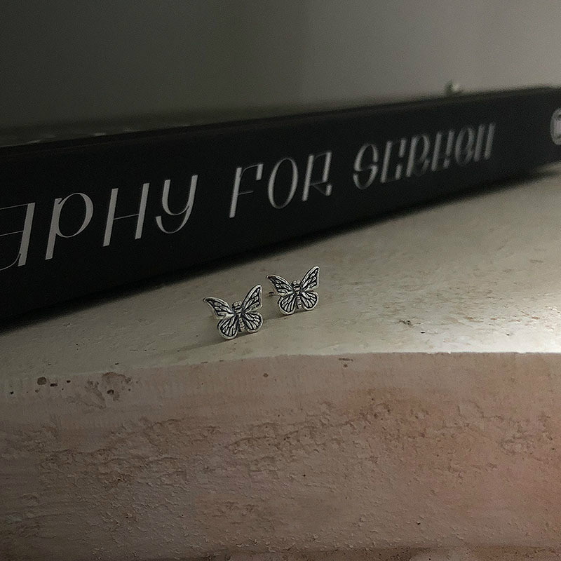 Bông tai hình bướm nhỏ phong cách tối màu cho nam và nữ 22643