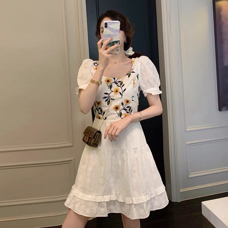 Đầm trắng thêu hoa