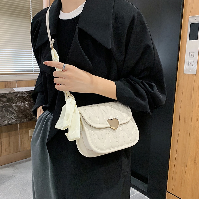 Túi xách nữ, túi đeo chéo da trần, nắp khóa trái tim, dây đeo chéo cá tính Little_Lisa_Store 419