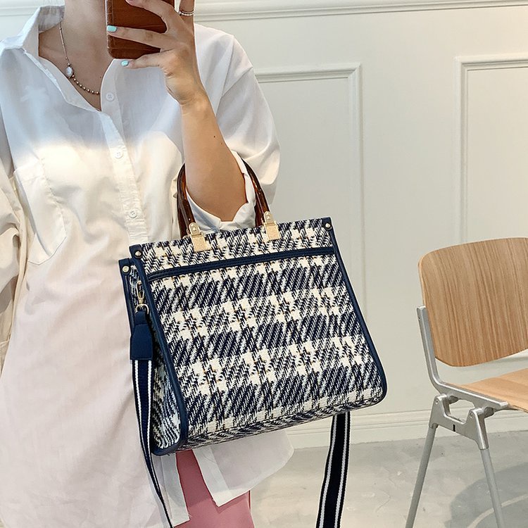 Túi xách messenger IELGY đeo 1 vai bản dây rộng in họa tiết bàn cờ cổ điển