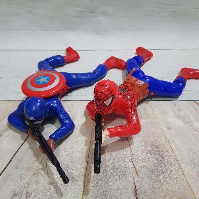 Siêu nhân Captain America bò bắn súng