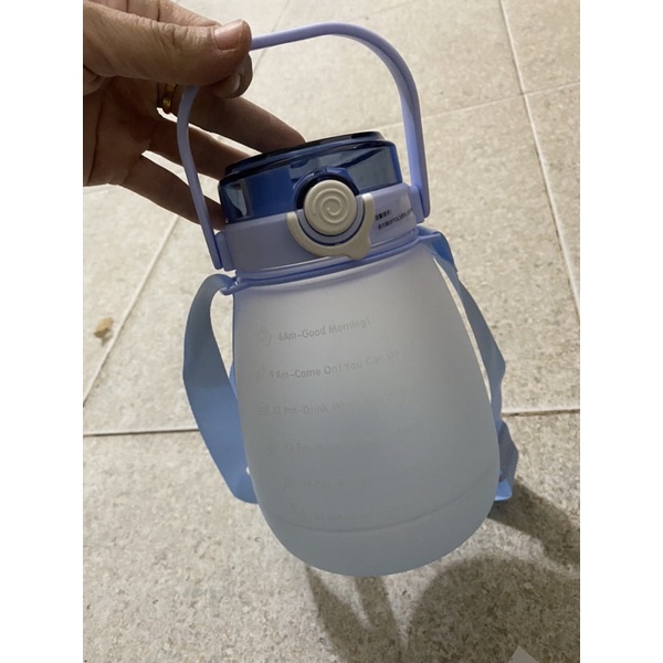 Bình đựng nước 1,8 lít có quai có dây đeo tiện dụng