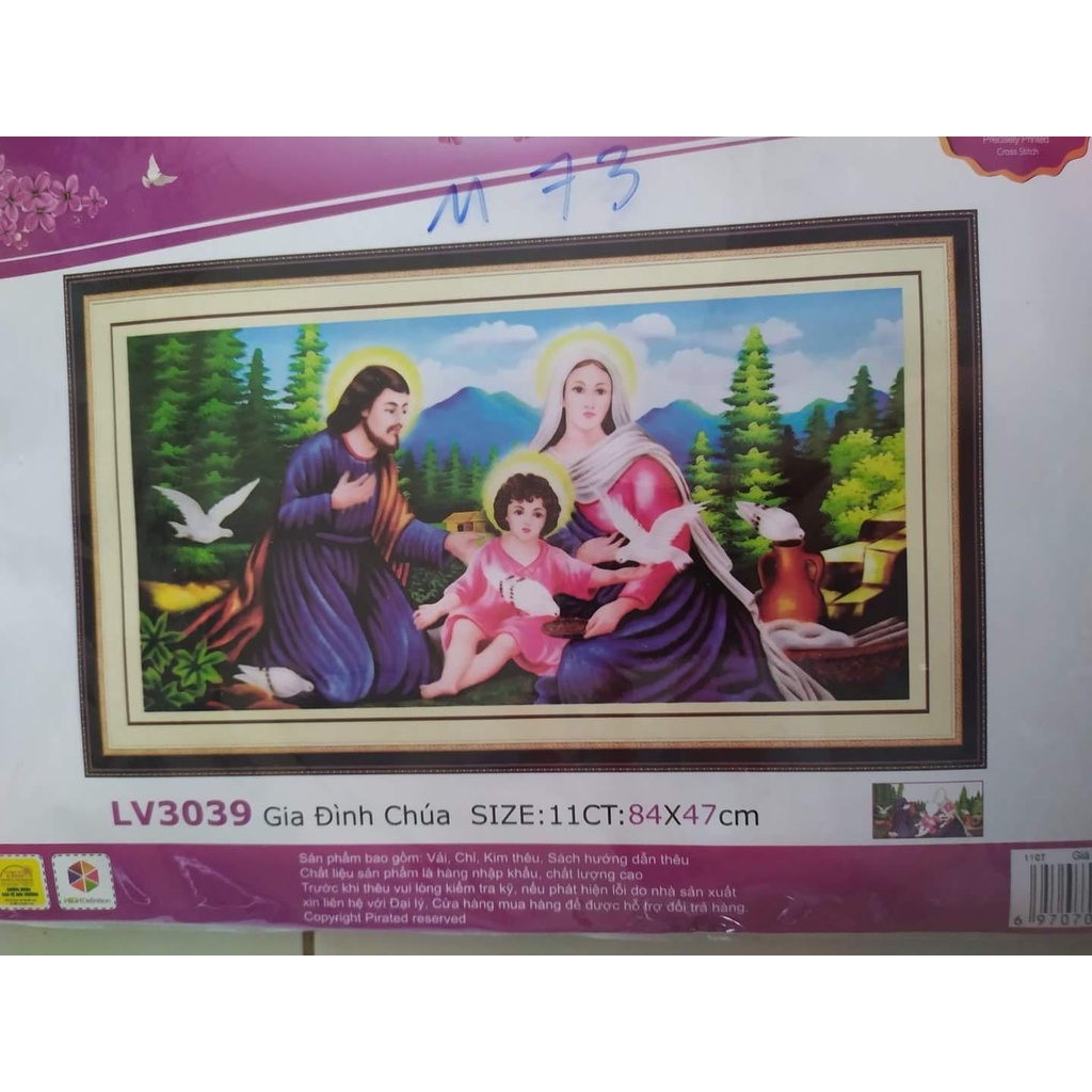 Tranh thêu chữ thập gia đình chúa KT:84x47cm, tranh chưa thêu và chưa khung. Tặng kéo và sỏ chỉ.