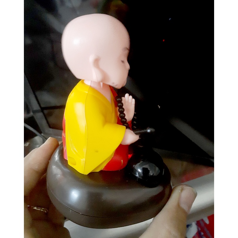Tượng chú tiểu tụng kinh gõ mõ năng lượng mặt trời