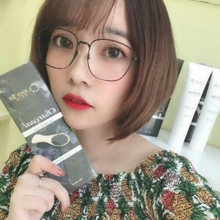 Sữa rửa mặt than hoạt tính Queenie Skin