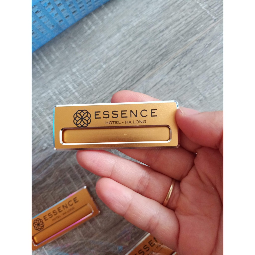 Thẻ thay tên cài áo in UV bền đẹp