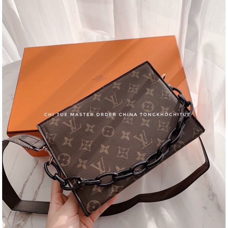 Túi Clutch Xích Nhựa LV