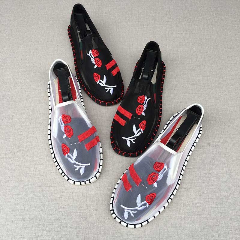 Giày Lười Vải Lưới Đục Lỗ Thoáng Khí Thêu Hình Ma Độc Đáo