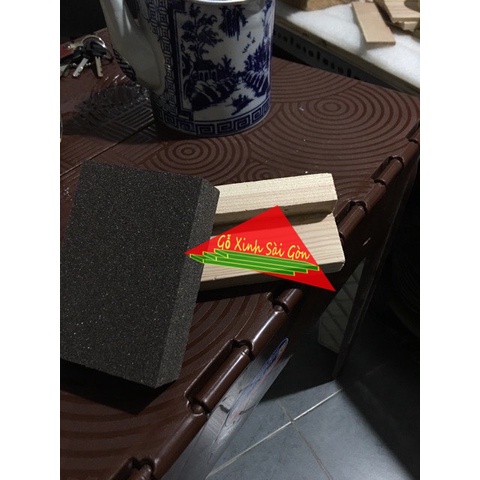 Mút chà nhám, đánh bóng gỗ dễ sử dụng. Có thể dùng chà và đánh bóng kim loại