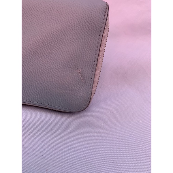 Ví chuẩn si. Ví có lỗi sờn màu  xíu và kim loại hơi gỉ. Khách vui lòng xem kỹ hình. khg áp dụng hoàn hàng cho sp này nhé