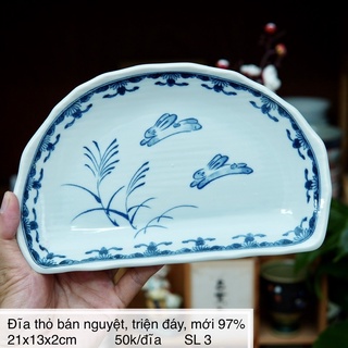 Đĩa sứ bán nguyệt vẽ thỏ men lam - gốm sứ nhật bản