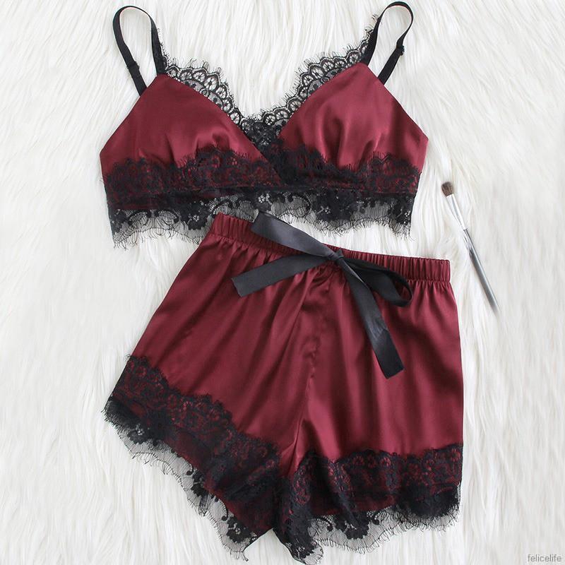 Bộ đồ ngủ gồm áo 2 dây và quần ngắn phối ren gợi cảm cho nữ