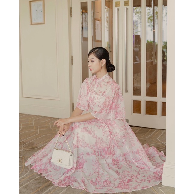 𝑪𝒉𝒂𝒓𝒍𝒐𝒕𝒕 𝑫𝒓𝒆𝒔𝒔 - váy tơ in hoạ tiết cao cấp màu hồng đỏ có kém  váy 2 dây
