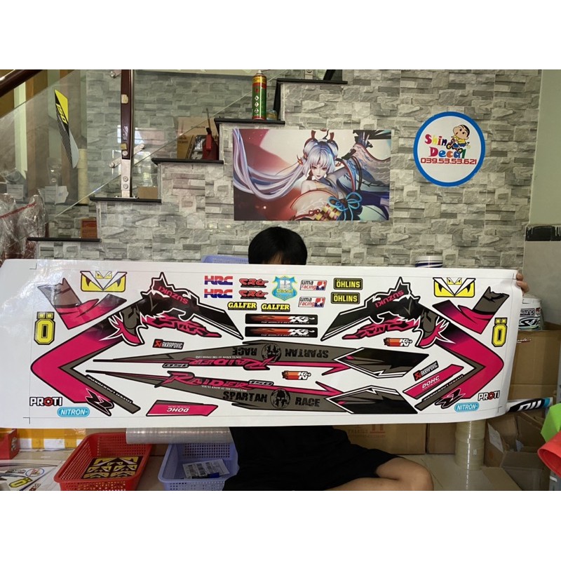 ( Quí khách vui lòng mang ra tiệm cho thợ dán ) Tem Raider thuơng hồng đen