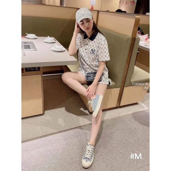 Áo thun polo họa tiết chữ phối cổ bẻ đen tay ngắn 2404