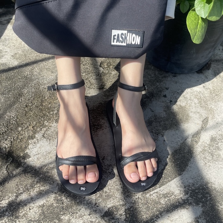 Giày xăng đan dép xăng đan nữ đen và kem