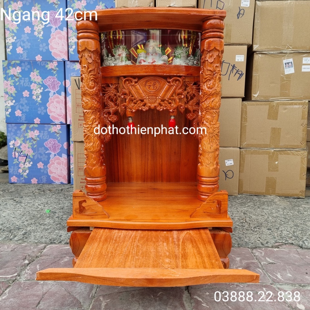 Bàn thờ thần tài ông địa gỗ xoan ngang 42cm quỳ trụ điện tử màu đỏ