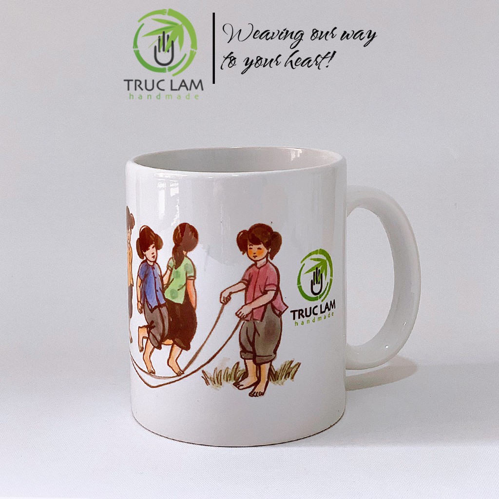Cốc Uống Nước Có Quai Cầm Chất Liệu Sứ Bát Tràng In Hình Trò Chơi Dân Gian - Nhảy Dây - Trúc Lâm Handmade