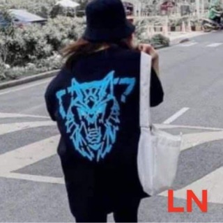 Áo thun in đầu sói HADES xanh ở lưng