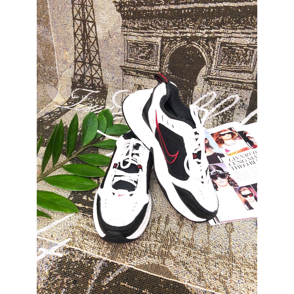 Đôi giày thể thao hiệu Nike Air Monarch chính hãng