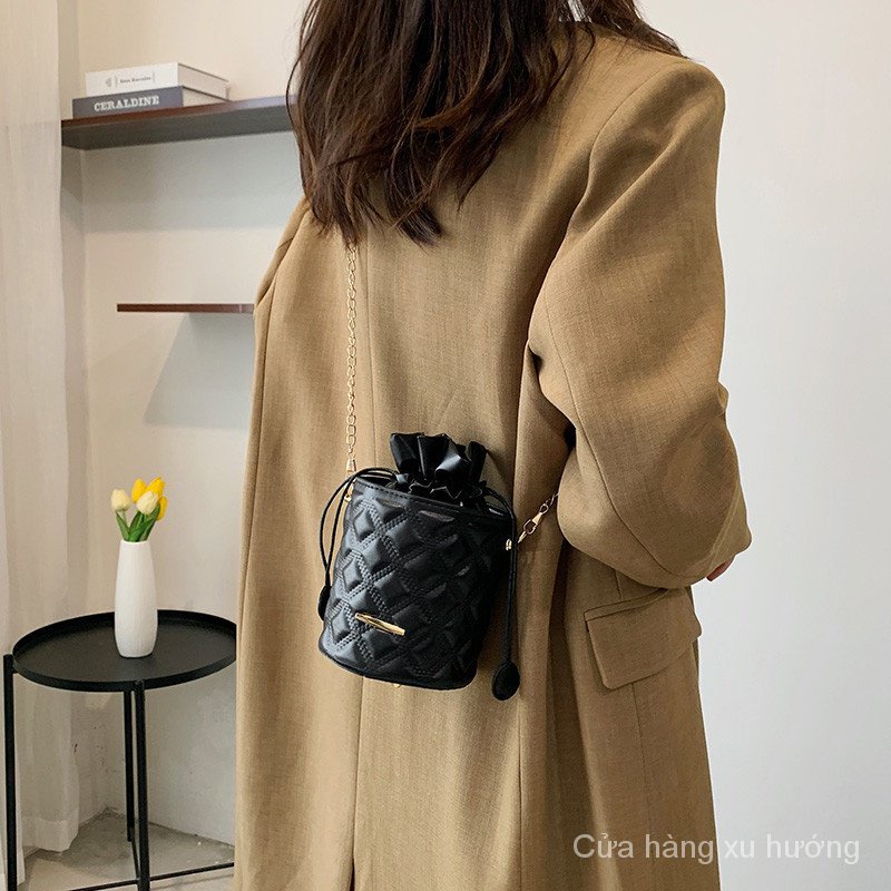 Túi đeo chéo nữ thời trang mùa xuân 2022