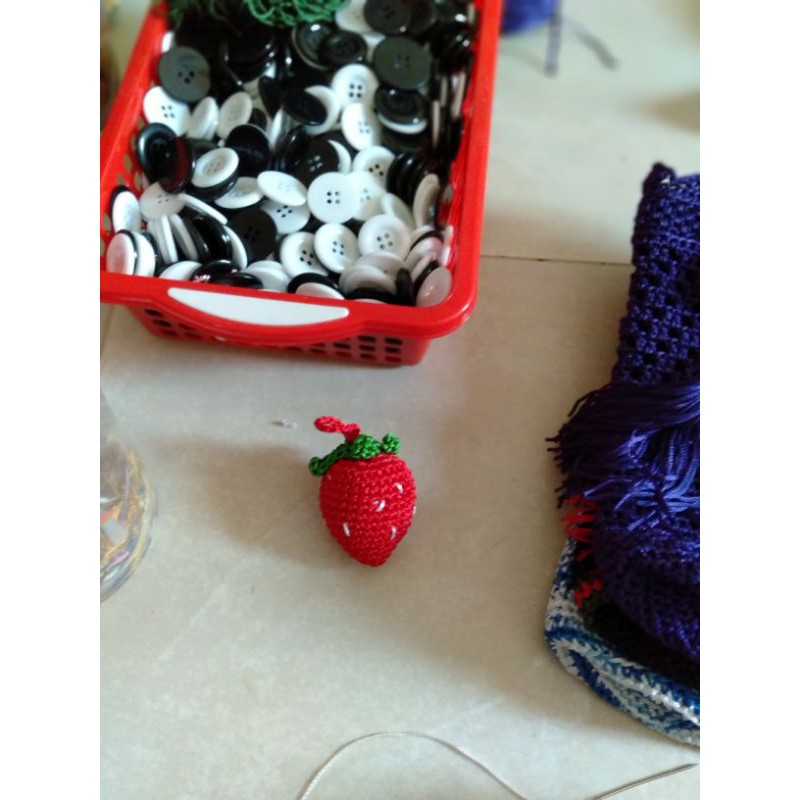 MÓC KHOÁ HÌNH TRÁI DÂU | BigBuy360 - bigbuy360.vn