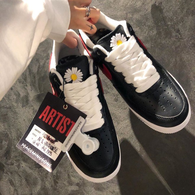 Giày Sneakers 💖𝐅𝐑𝐄𝐄𝐒𝐇𝐈𝐏💖 Giày Thể Thao Đen Vảy Đỏ Sơn Đế Hoa Cúc Full Size Nam Nữ | BigBuy360 - bigbuy360.vn