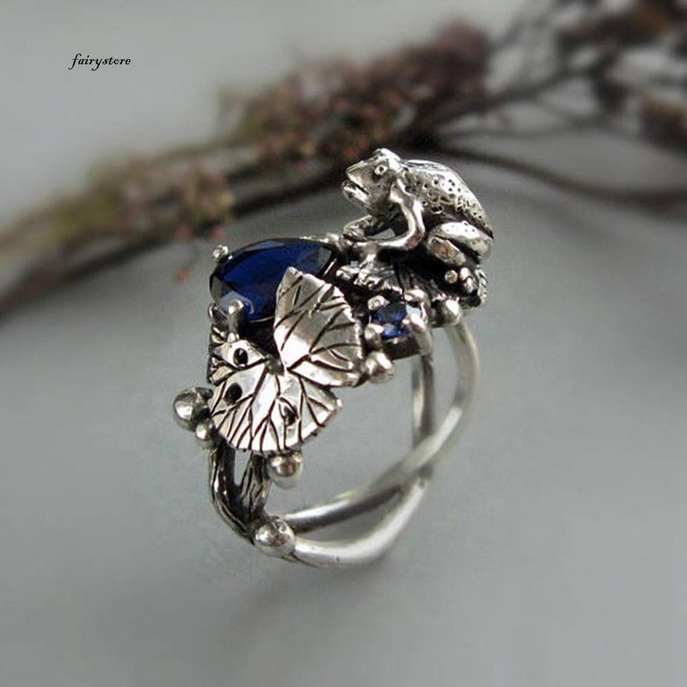 Nhẫn HìNh Con ẾCh Và Ếch ĐíNh Đá Cổ ĐiểN