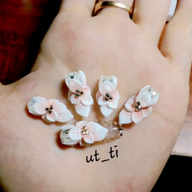Hoa bột ôm đá chấm bi nail 09c