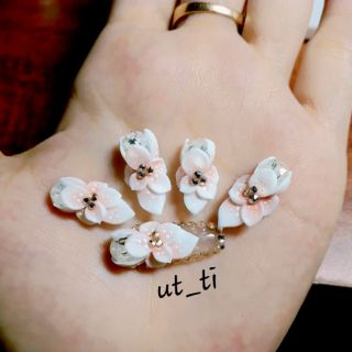 Hoa bột ôm đá chấm bi nail 09c