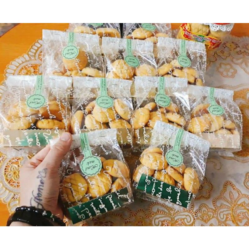 Túi đựng bánh kẹo trong chữ trắng đáy vàng kèm dây ruy băng chữ handmade